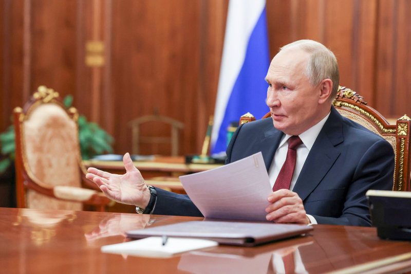 Путин обсудил с главой Газпромбанка инвестиции в экономику